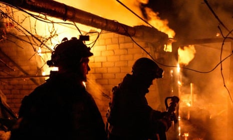 우크라이나 국가 응급 서비스가 촬영해 공개한 이 사진은 헤르손에서 러시아군의 폭격이 있은 후 구조대원들이 주택 화재를 진압하는 모습을 담고 있습니다.