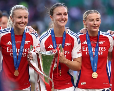 Leah Williamson (left), Lotte Wubben-Moy and Chloe Kelly celebrate with the trophy.