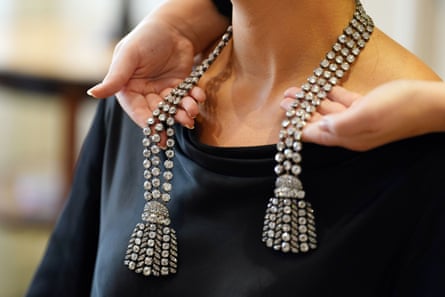 The unfastened necklace