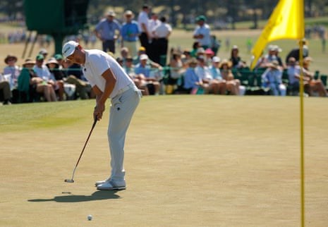 हाओतोंग ली 9वें होल पर बर्डी पुट लगाने से चूक गए।