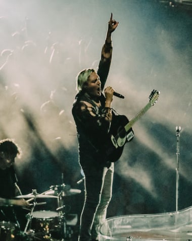 Win Butler cântă la Dublin.