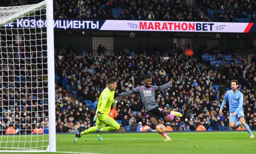 Kelechi Iheanacho scores against his old team Manchester City to bring Leicester back to 4-3 down
