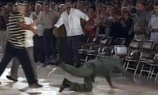Castro cae mal tras un discurso en Santa Clara en 2004.