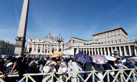 People in nun’s headdresses and with umbrellas in St Peter’s Square. dqxikeidqkikdinv
