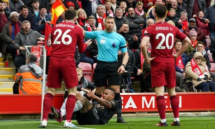 Andy Robertson dari Liverpool mengimbau asisten wasit Constantine Hatzidakis selama pertandingan