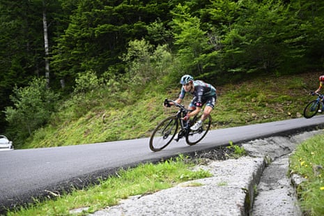 Jai Hindley in the breakaway group on the descent from the Col de Soudet.