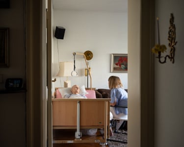 Mr. Oberländer (metastatic terminal cancer) and his wife in their apartment, Berlin-Wilmersdorf, September 23, 2024