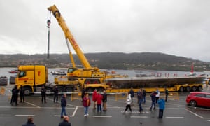 The 20-metre craft was refloated and brought into port at Aldán.