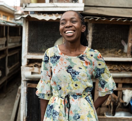 Simiyu devant sa chèvrerie et son clapier dans son jardin à Rongai, Nairobi.