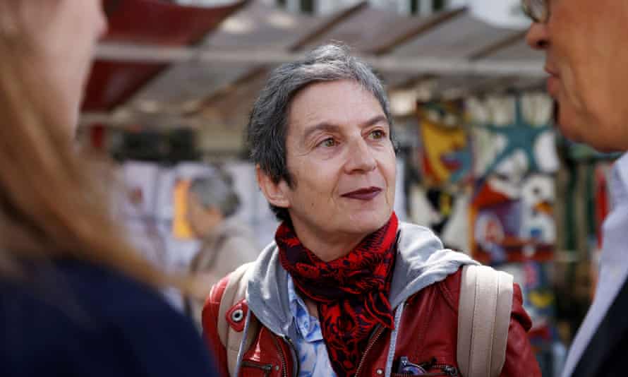 Caroline Mecary fait campagne sur un marché local à Paris.