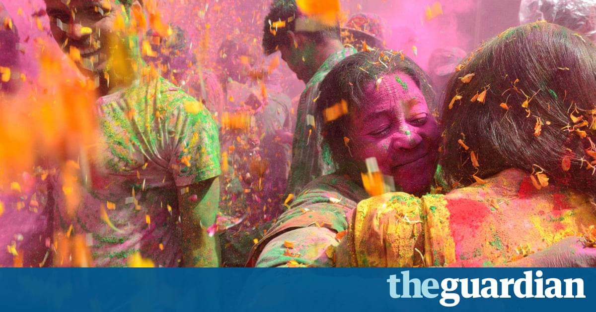 Hundreds celebrate Hindu festival of Holi in northern India video