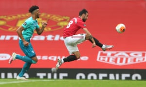 Bruno Fernandes of Manchester United has a shot on goal .