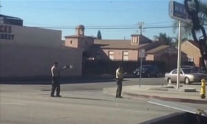 Một Screengrab từ một đoạn video trên trang web của Los Angeles Times rằng nó nói được quay bởi một nhân chứng cho một vụ nổ súng cảnh sát tại Lynwood vào ngày thứ Bảy.