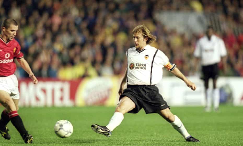 Gaizka Mendieta bat Roy Keane au ballon lors d'un match nul en Ligue des champions contre Manchester United en 2001.