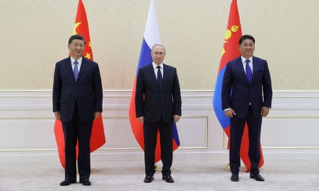 Russian President Vladimir Putin meets with Chinese President Xi Jinping (L) and Mongolian President Ukhnaa Khurelsukh (R) in Samarkand.