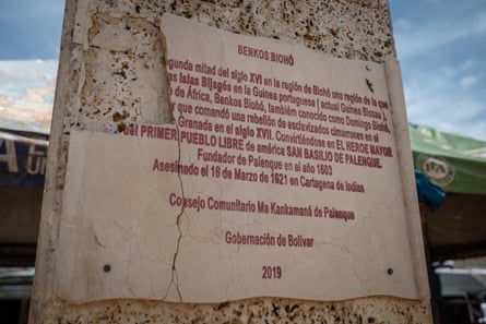 The commemorative plaque on the statue of Benkos Biohó, which explains the importance of this person in the history of the community, is in poor condition