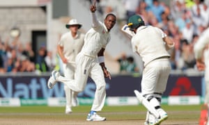 Jofra Archer arroja a Travis Head durante el cuarto día de la cuarta Prueba de Cenizas.