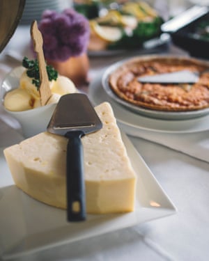 Is it smoked kohlrabi or roe deer tartare that makes your mouth water? Uncover one of the best locations to eat in Sweden | Uncover Sweden’s delights 3 Cheese and pie