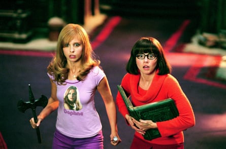 Sarah Michelle Gellar with Linda Cardellini in Scooby-Doo 2: Monsters Unleashed.