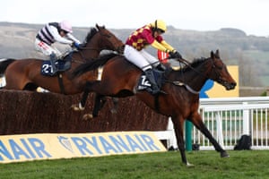 Siruh Du Lac ridden by Lizzie Kelly on their way to winning the Brown Advisory Plate Handicap Chase.
