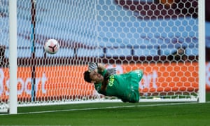 Can Emiliano Martínez win his battle of the keepers against his old adversary for the Arsenal shirt, Bernd Len o?