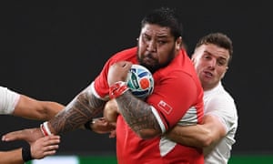 Billy Vunipola siempre parecía terminar siendo absorbido por la órbita del obstáculo de 25 piedras de Tonga de un accesorio, Ben Tameifuna, aquí siendo agarrado por George Ford.