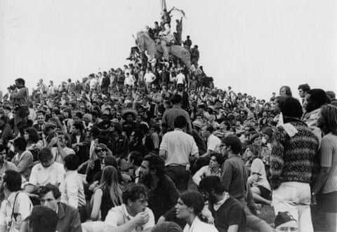 Students crowd around General Logan Monument during the 1968 Democratic convention in Chicago.