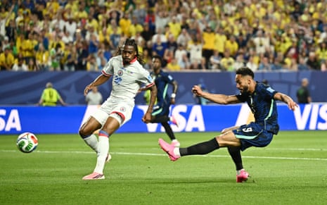 Matheus Cunha shoots to score