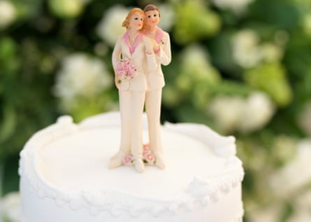 Figurines of two women on top of a wedding cake