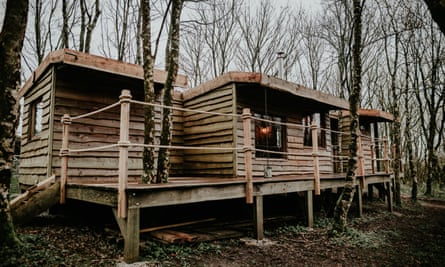 exterior-of-log-jam-cabin