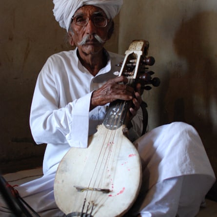 Sakar Khan with his stringed sarangi.