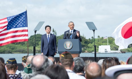 Barack Obama and Shinzō Abe at the Pearl Harbor memorial on 28 December 2016