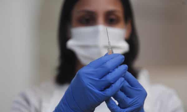 Un membre du personnel clinique prépare un vaccin dans un centre d'Ealing, à l'ouest de Londres