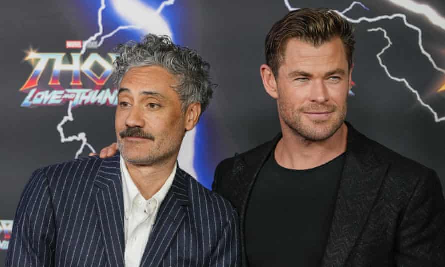 Η Taika Waititi και ο Chris Hemsworth στο κόκκινο χαλί στο Σίδνεϊ για την πρεμιέρα του Thor: Love and Thunder στις 27 Ιουνίου.