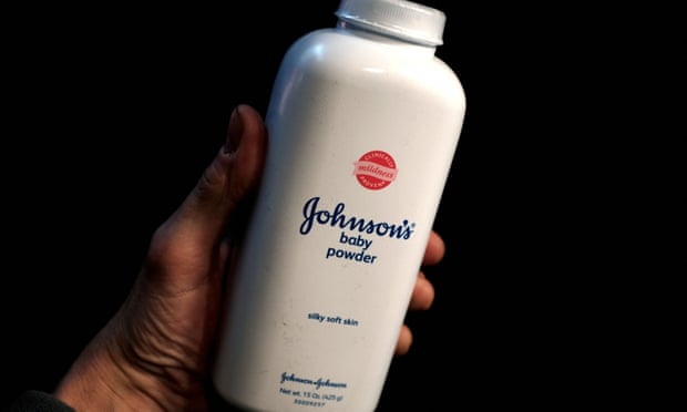 Una botella de Johnson's Baby Powder tomada en 2016.