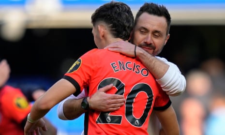 Roberto De Zerbi hugs Julio Enciso at the end of the Premier League match between Chelsea and Brighton.