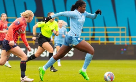 Manchester City’s Khadija Shaw runs with the ball.