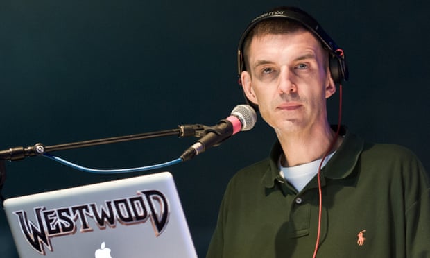 Tim Westwood duke performuar në skenë në festivalin Wireless në Londër në 2014.
