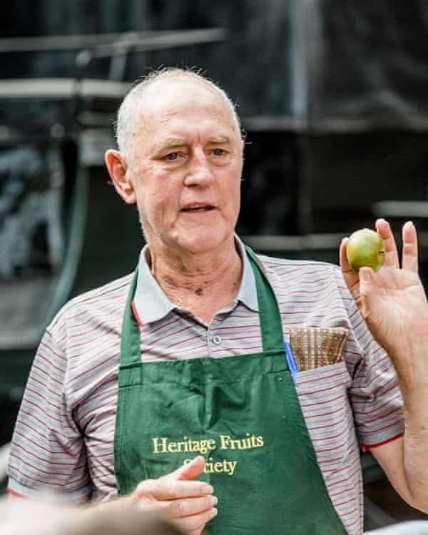 John Pinniger hält einen Vortrag über Erbstückäpfel in Ripponlea, Melbourne.