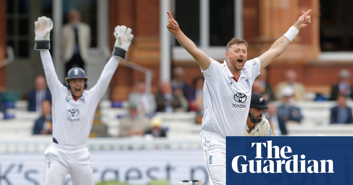 Robinson strikes twice but rain halts England’s charge against New Zealand