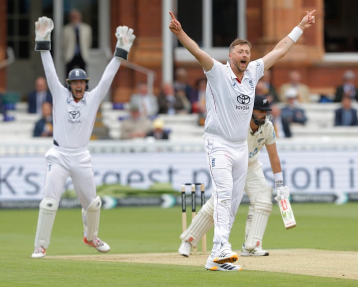 Robinson strikes twice but rain halts England’s push for victory against New Zealand