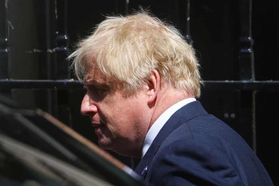 Boris Johnson saliendo de Downing Street antes de las PMQ.