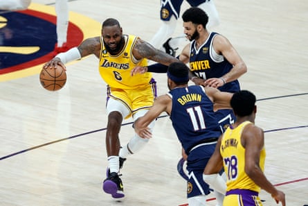 LeBron James, kiri, mencetak 22 poin untuk Lakers di Game 2 hari Kamis tetapi masih belum membuat tembakan tiga poin dalam seri tersebut.