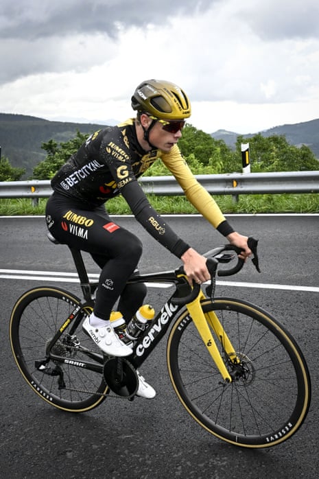 Jumbo-Visma’s Danish rider Jonas Vingegaard hopes to defend his title in the face of stiff competition from his Slovenian rival Tadej Pogacer.