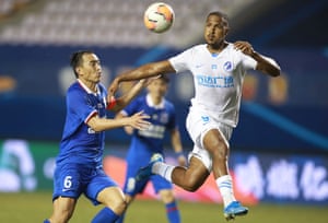 Salomón Rondón in action for Dalian Pro against Shanghai Shenhua in August.