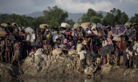Rohingya refugees wait to cross into Bangladesh.