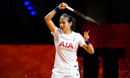 Emma Raducanu s'est entraînée sous un maillot des Spurs l'année dernière.