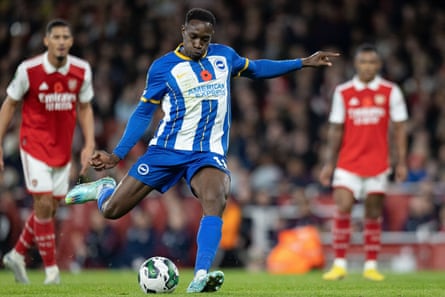 Danny Welbeck anota un penal contra el Arsenal en la victoria de la Copa Carabao de Brighton por 3-1.