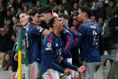 काई हैवर्टज़ द्वारा आर्सेनल का पहला गोल करने के बाद जश्न मनाते गेब्रियल मैगलहेज़।