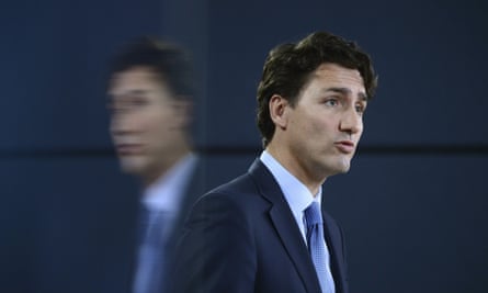 Justin Trudeau announces the approval of the controversial pipeline from the Alberta oil sands to the Pacific Coast, while rejecting another.